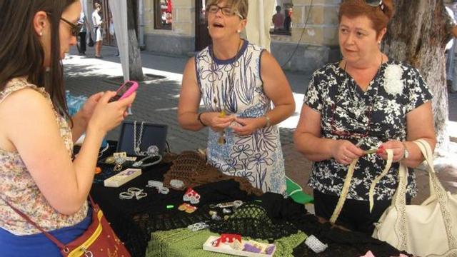 Fernández, a la derecha, en el puesto de mantas en el mercado de Bistrita.