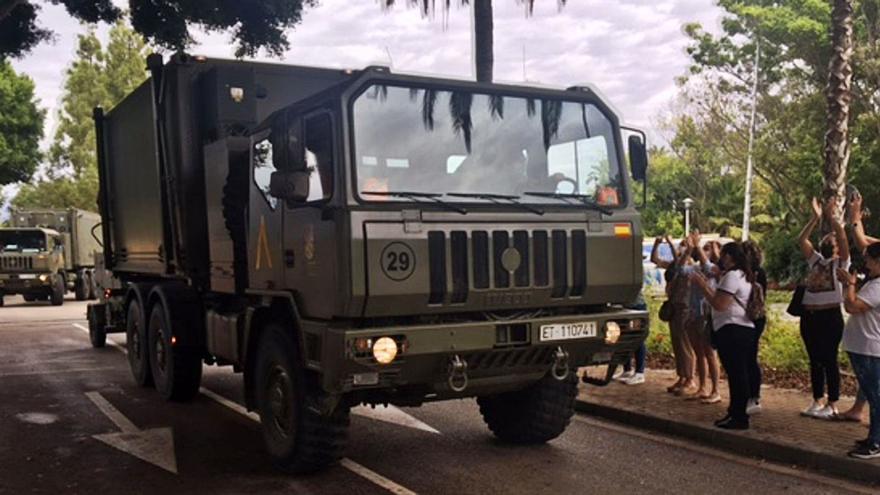 Vecinos de Estepona aplauden a los efectivos de la Unidad Militar de Emergencia que abandonan el municipio
