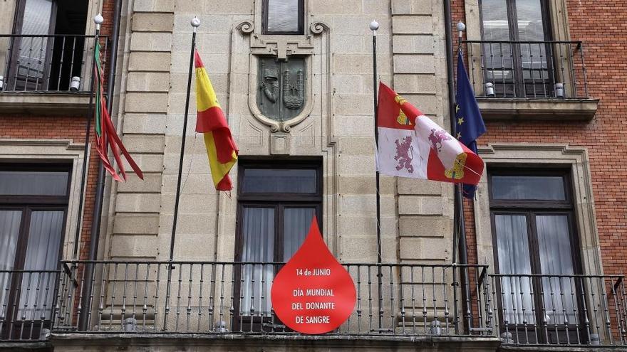 Gota de sangre simbólica en el Ayuntamiento de la capital.