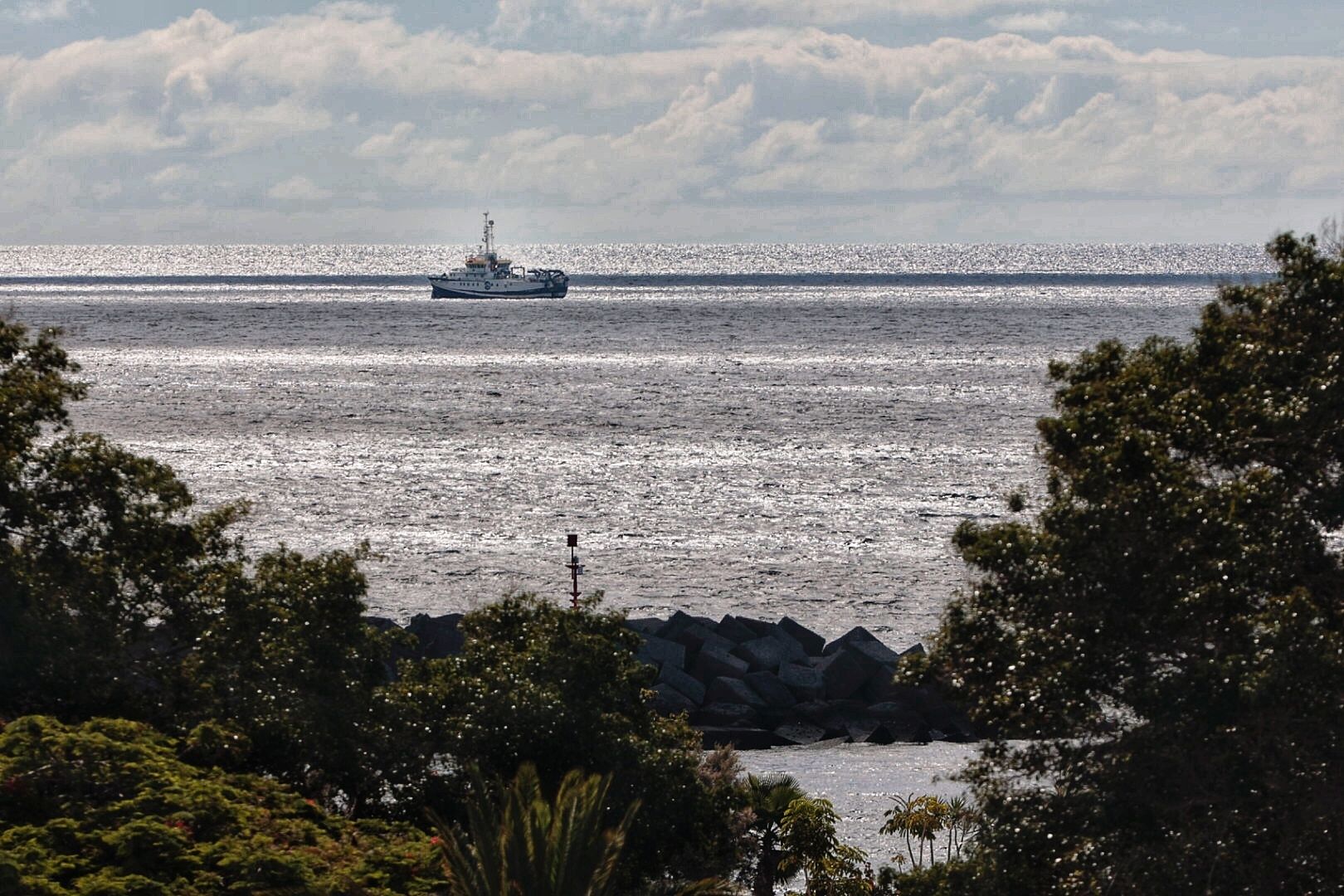 El buque 'Ángeles Alvariño' continúa realizando barridos cerca de la costa al sudeste de Santa Cruz de Tenerife