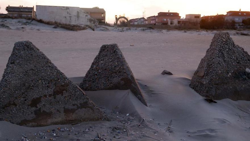 Las pirámides emergen en la playa de El Perellonet
