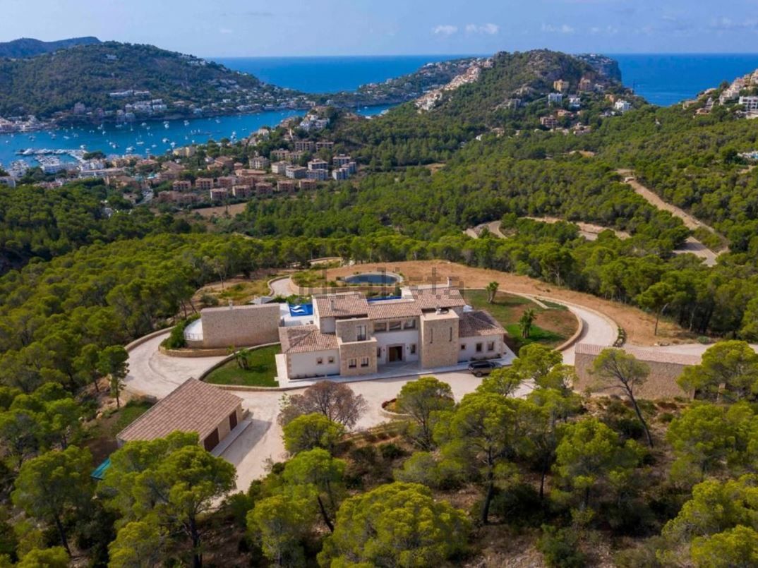 Vivienda valorada en 24.950.000 euros y ubicada en una parcela de 96.000 m² en Puerto de Andratx, en Mallorca. Tiene 1.294 m² de superficie y seis habitaciones.