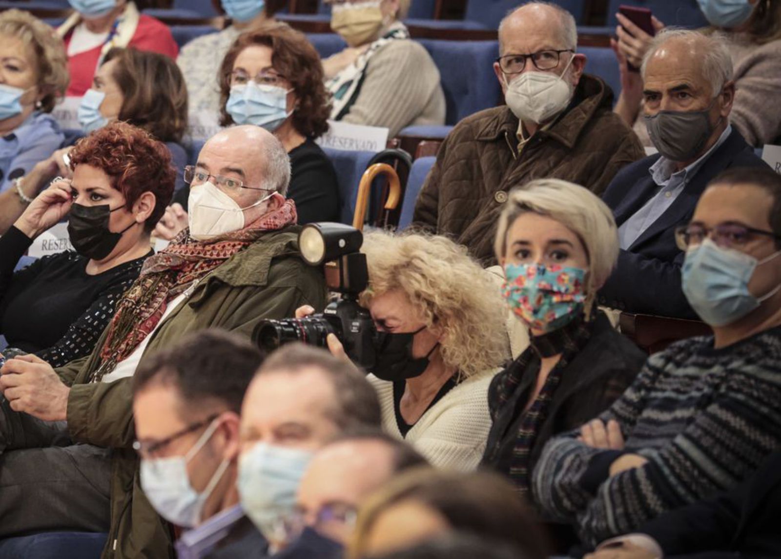 Miembros de Tribuna Ciudadana, galardonados y políticos locales, ayer, durante la entrega del premio “Tigre Juan”. | Irma Collín