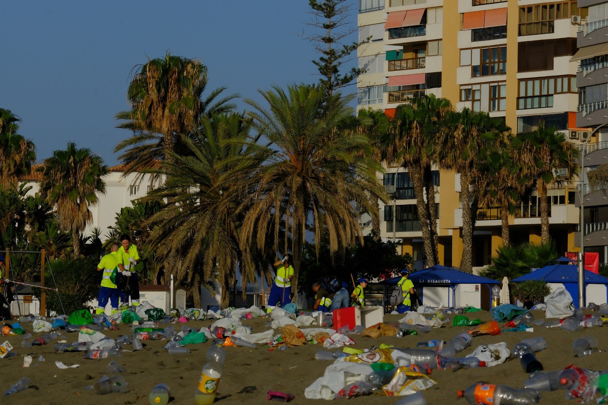 Toneladas de basura se acumulan en la playa tras celebrar la Noche de ...