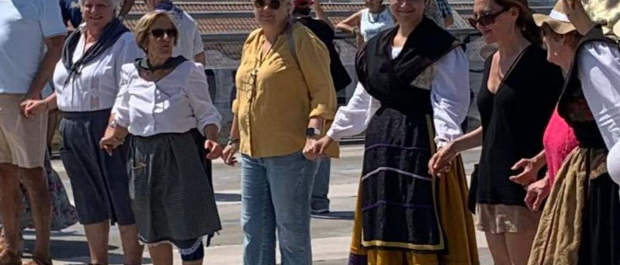 La alcaldesa, Ana González, en el centro, participa en la danza prima de la jira en el Cerro por el Día de Asturias. | N. O.