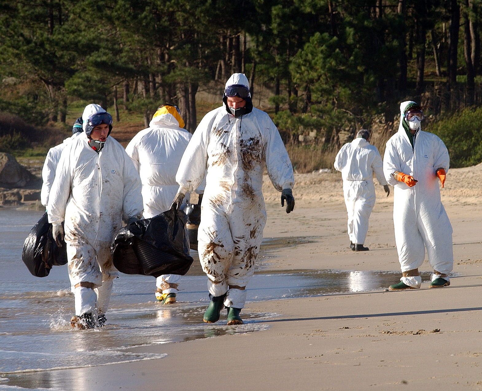 Voluntarios retirando chapapote en la playa canguesa de Barra en enero de 2003.