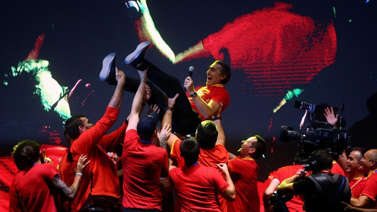 Los jugadores mantean a Scariolo en la celebración de Madrid por el título mundial del 2019