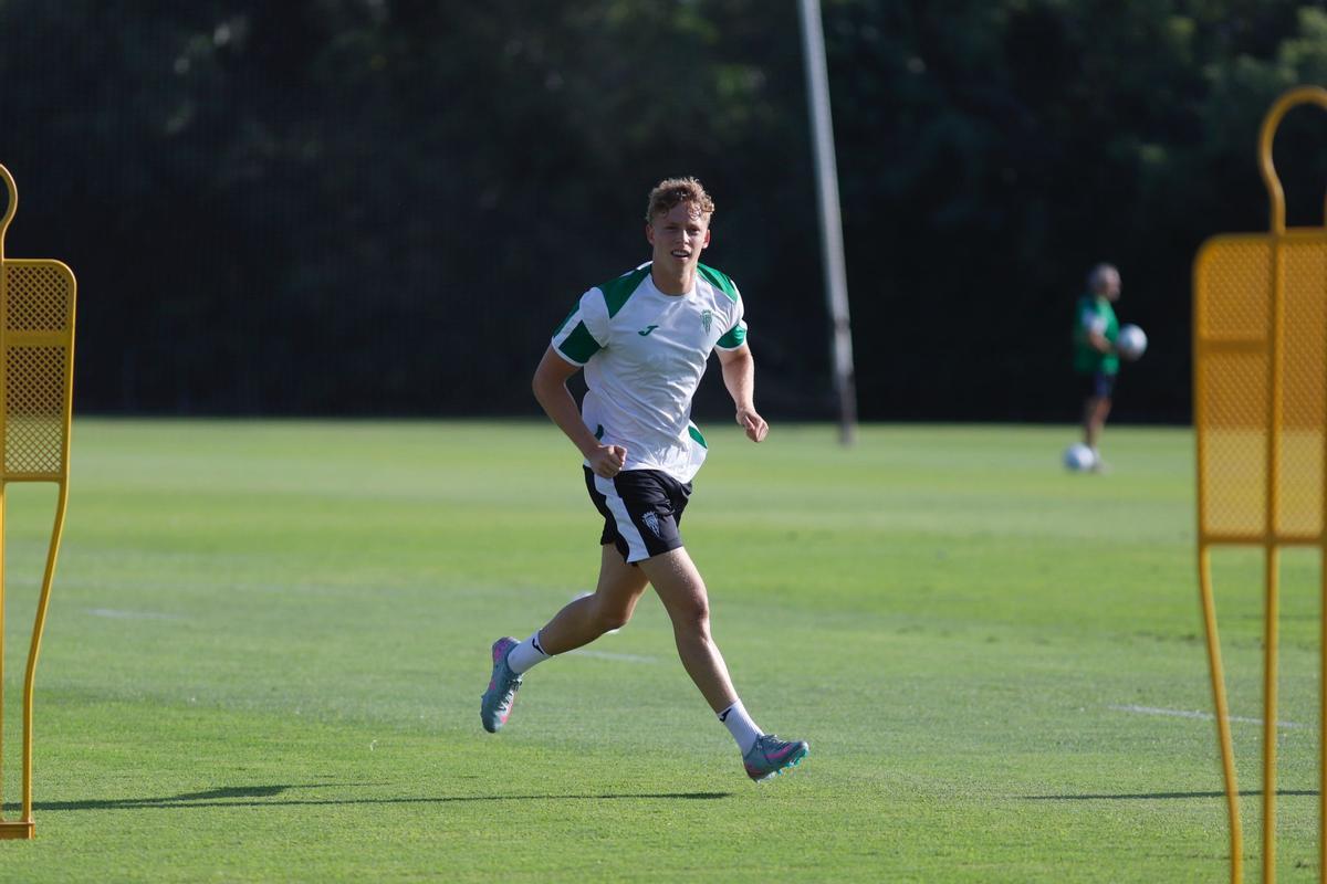 12. George Andrews. Con ficha del filial, el hispano-británico llega, en principio, para reforzar al Córdoba CF B, aunque está en dinámica del primer equipo. Libre tras salir del Atlético Baleares, de Segunda Federación. Firmó hasta 2027. 12. George Andrews. Con ficha del filial, el hispano-británico llega, en principio, para reforzar al Córdoba CF B, aunque está en dinámica del primer equipo. Libre tras salir del Atlético Baleares, de Segunda Federación. Firmó hasta 2027.