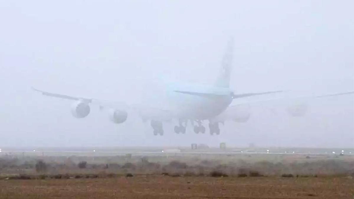 Un vuelo aterizando en Sevilla con niebla.
