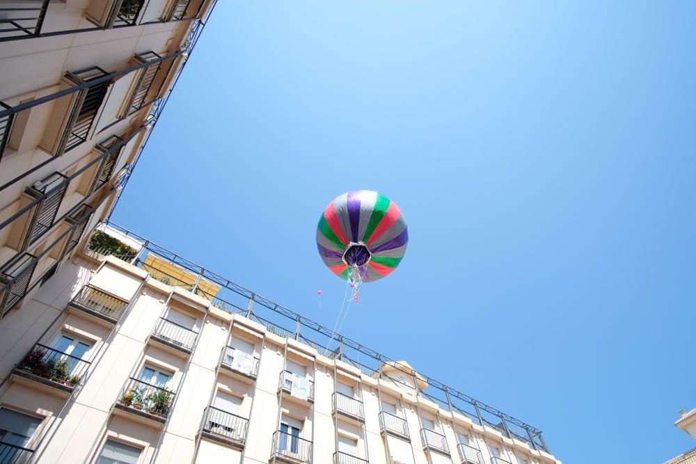 Traca y suelta de globos en las fiestas de Elda