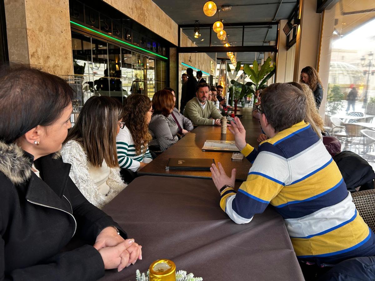 El alcalde, junto a los trabajadores municipales