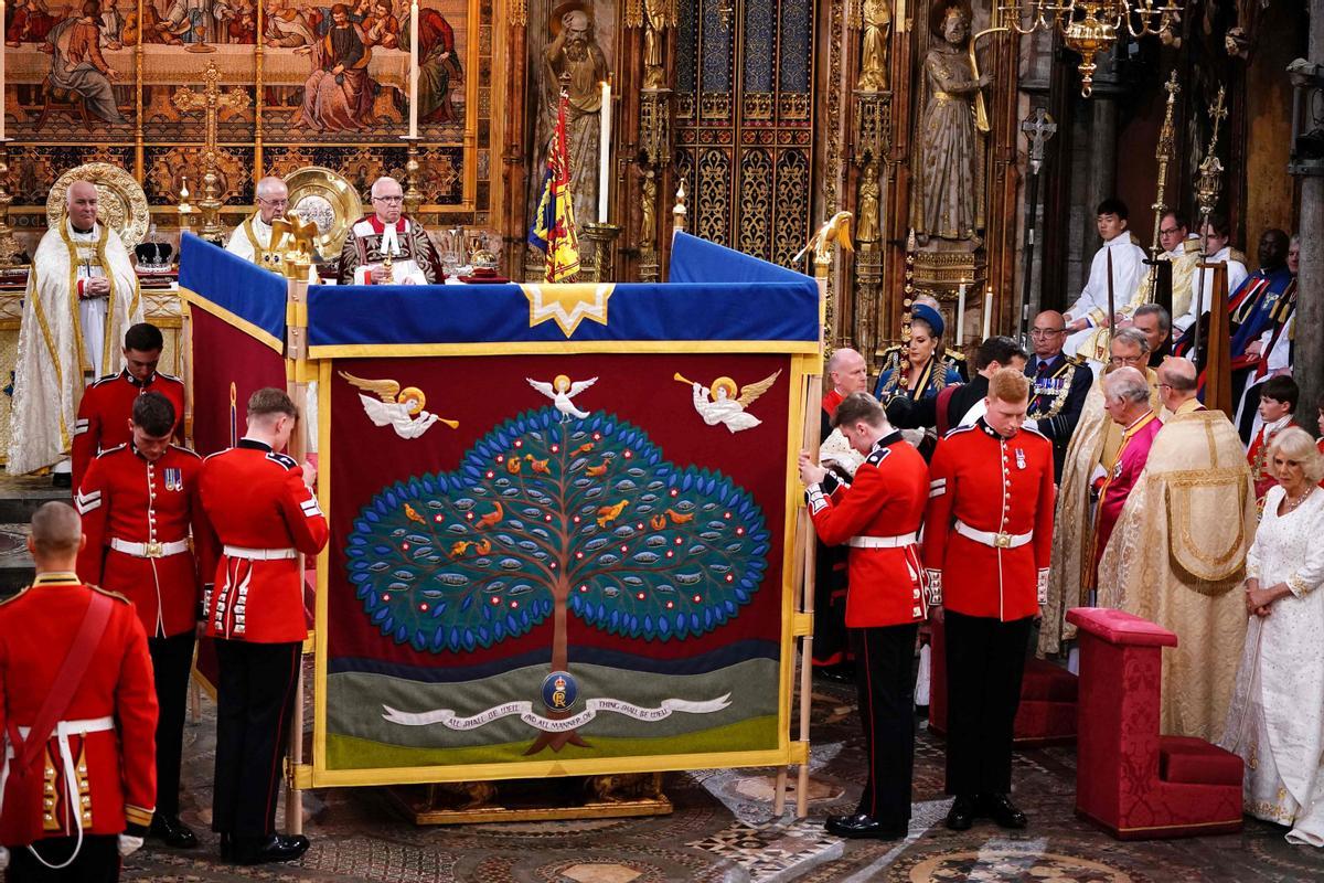 Se erige una pantalla de unción para el Rey Carlos III de Gran Bretaña durante la Ceremonia de Coronación dentro de la Abadía de Westminster.