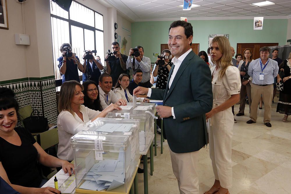 Juanma Moreno (PP) también ha votado en Málaga