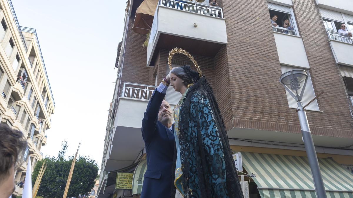 Francisco Reyes Prieto retira el velo a la imagen de la Purísima Concepción en la procesión del Encuentro en las cuatro esquinas de Torrevieja