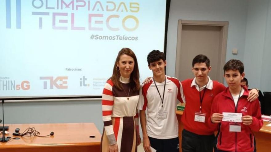 Por la izquierda, Cristina González, Asier Sánchez, Adrián López y Samuel Quesada, en la entrega de premios de la fase regional de la segunda Olimpiada de Telecomunicaciones, en el salón de actos del edificio polivalente de la EPI.