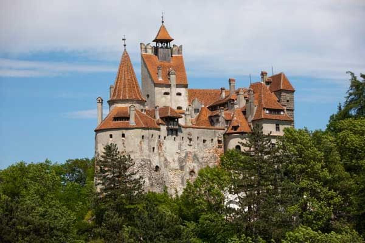 El Castillo de Bran se relaciona con Vlad el Empalador, personaje en el que está inspirado Drácula, aunque el Príncipe de Valiquia no pasó más de dos noches en este castillo.