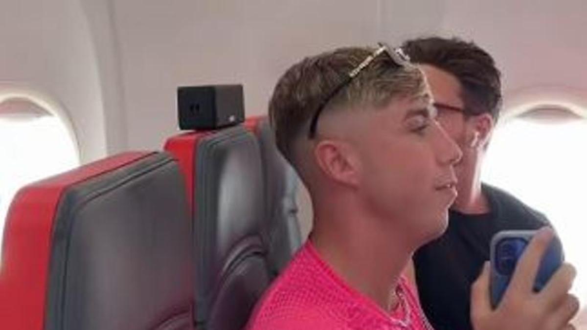Un joven viaja con el altavoz en su asiento en un vuelo a Ibiza
