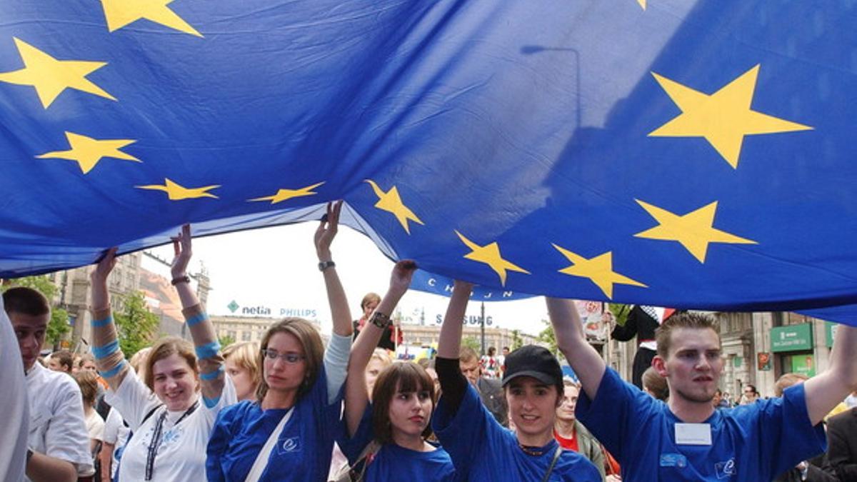 Estudiantes polacos portan una bandera de la UE en una manifestación celebrada en mayo del 2005.