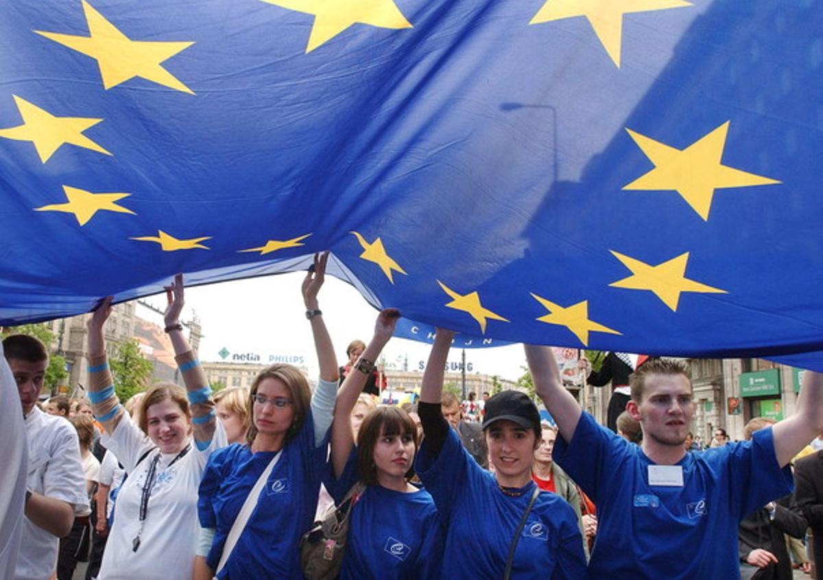 Estudiants polonesos porten una bandera de la UE en una manifestació celebrada el maig del 2005.