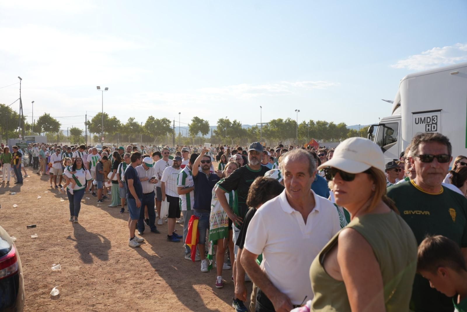 Así recibió la afición del Córdoba CF al autobús del equipo en El Arenal