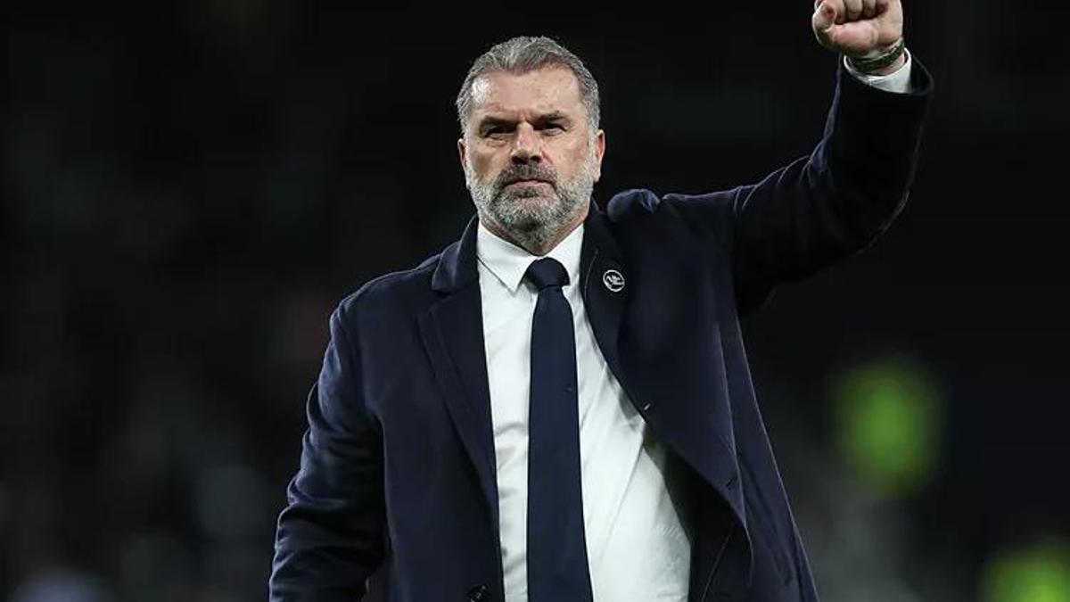 Ante Postecoglou celebrando con la afición