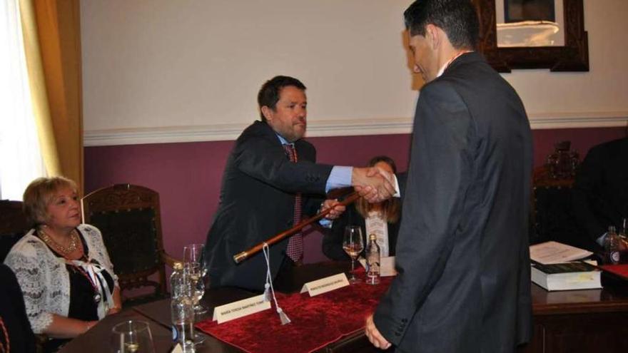 El alcalde Andrés Díaz saluda a Perfecto Rodríguez durante su toma de posesión.  // Fdv