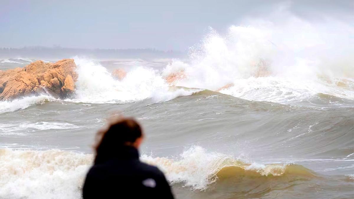 El fuerte viento de levante azotará parte de la costa andaluza el jueves.