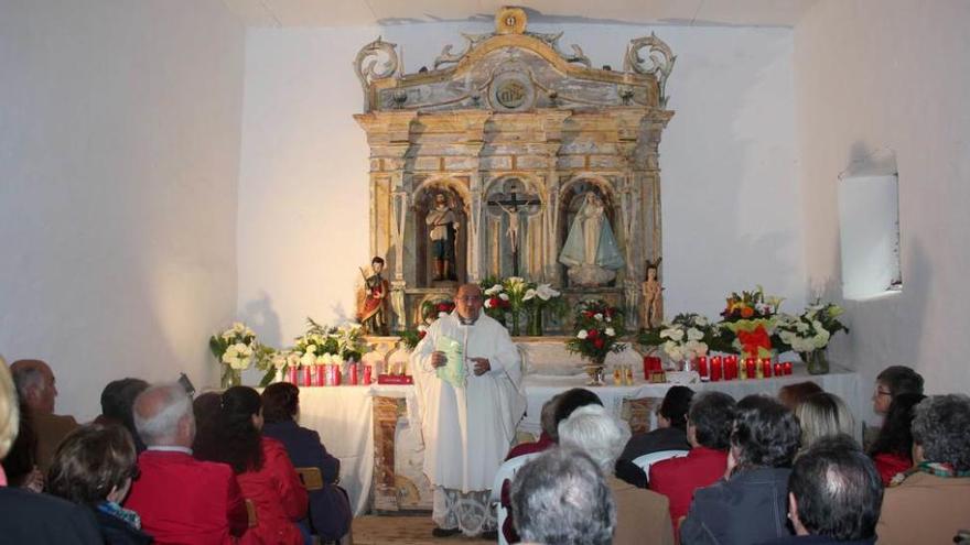 La ermita de Bustiello une a Pravia y Salas