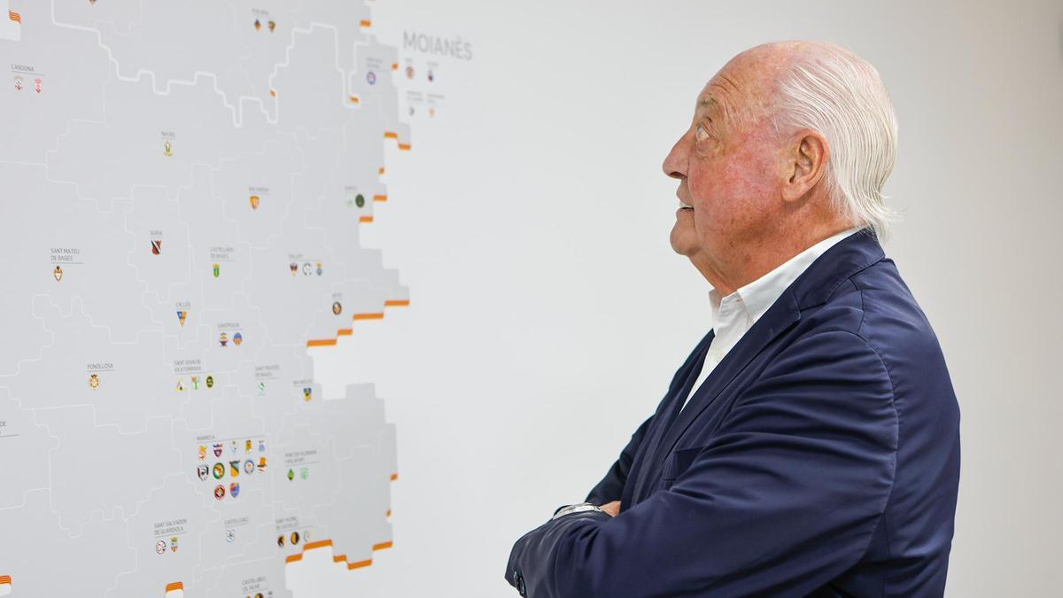 Joan Soteras, davant d'un mapa amb els clubs de la federació
