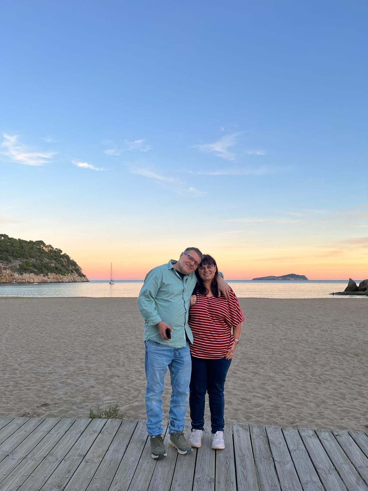 Josefa Ferrer Juan 'Pepi' con su marido Pepe Costa en la playa Niu Blau.