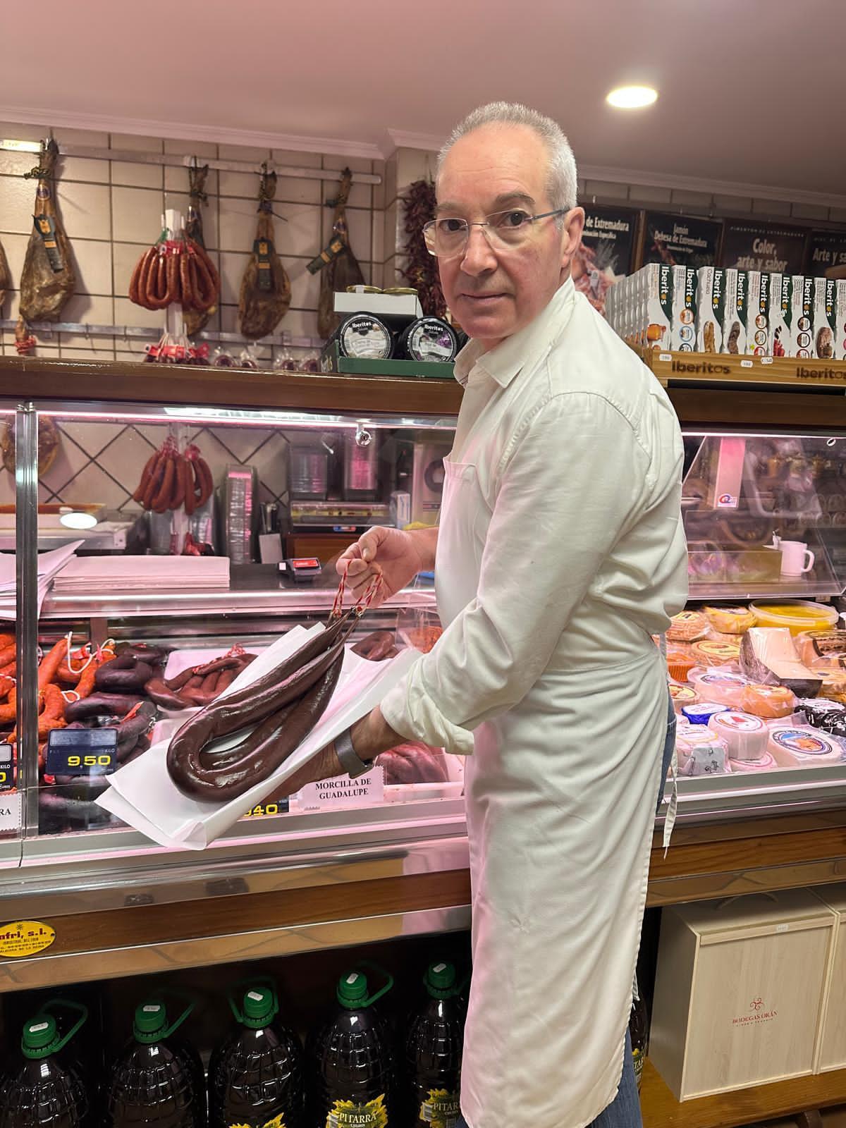 Manuel Montero en su tienda de embutidos en Guadalupe.