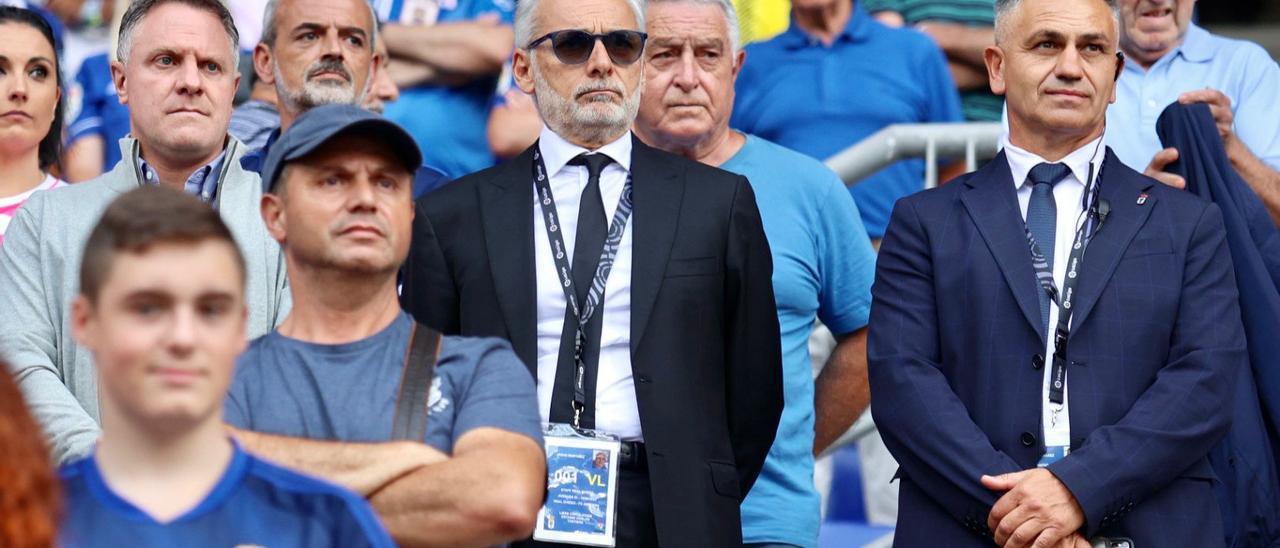 Jesús Martínez, propietario del Oviedo, junto a José Ramón Fernández, vicepresidente corporativo de Medios del Grupo Pachuca, disfrutan del encuentro que mide al conjunto azul contra el Andorra F. C.