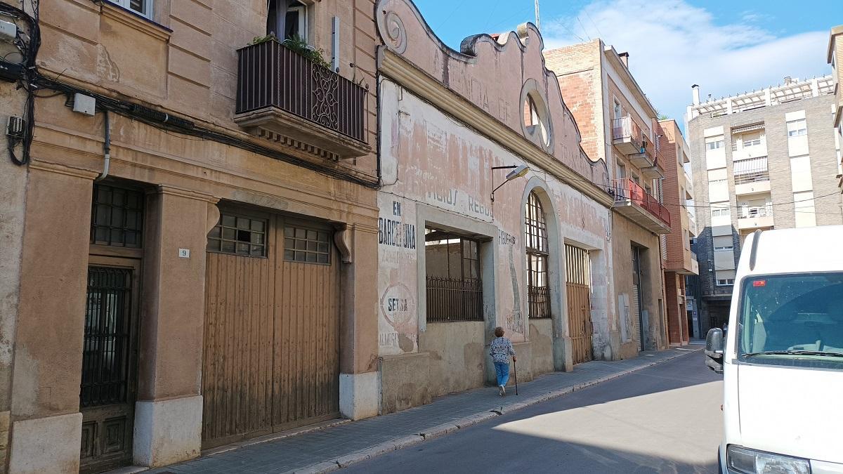 L'antiga façana de l'empresa de transports Activa Exprés de Figueres.