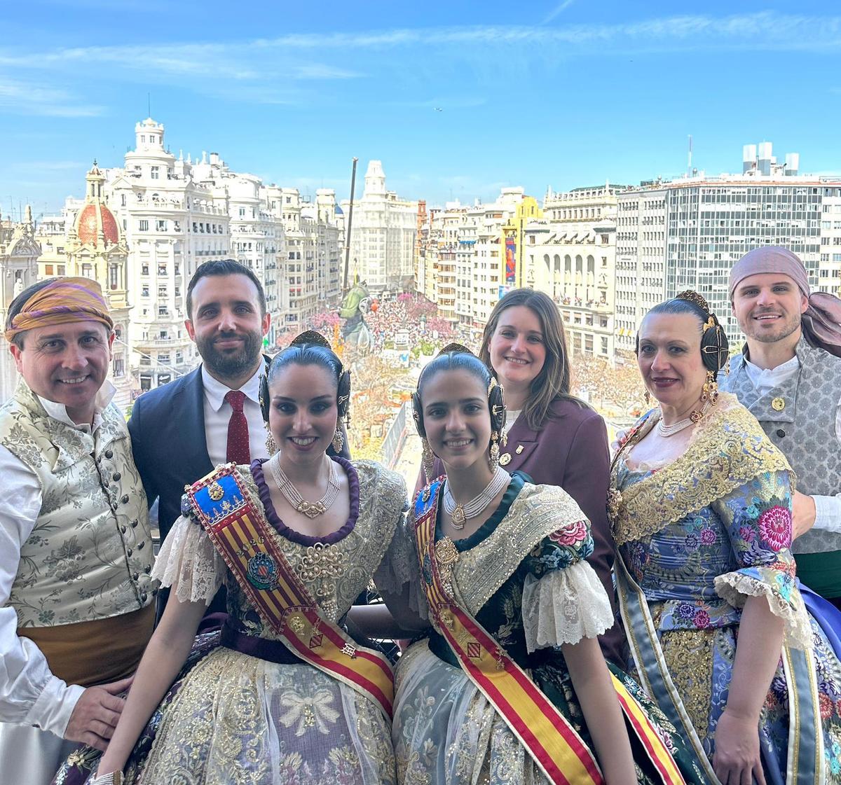 Las falleras mayores momentos antes de la mascletà