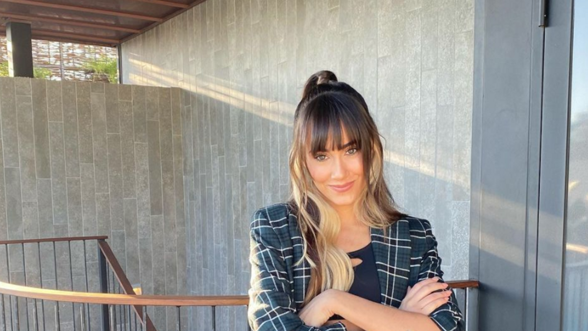 Aitana Ocaña con traje a cuadros