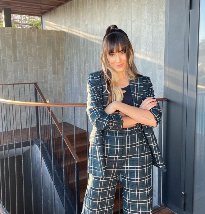 Aitana Ocaña con traje a cuadros