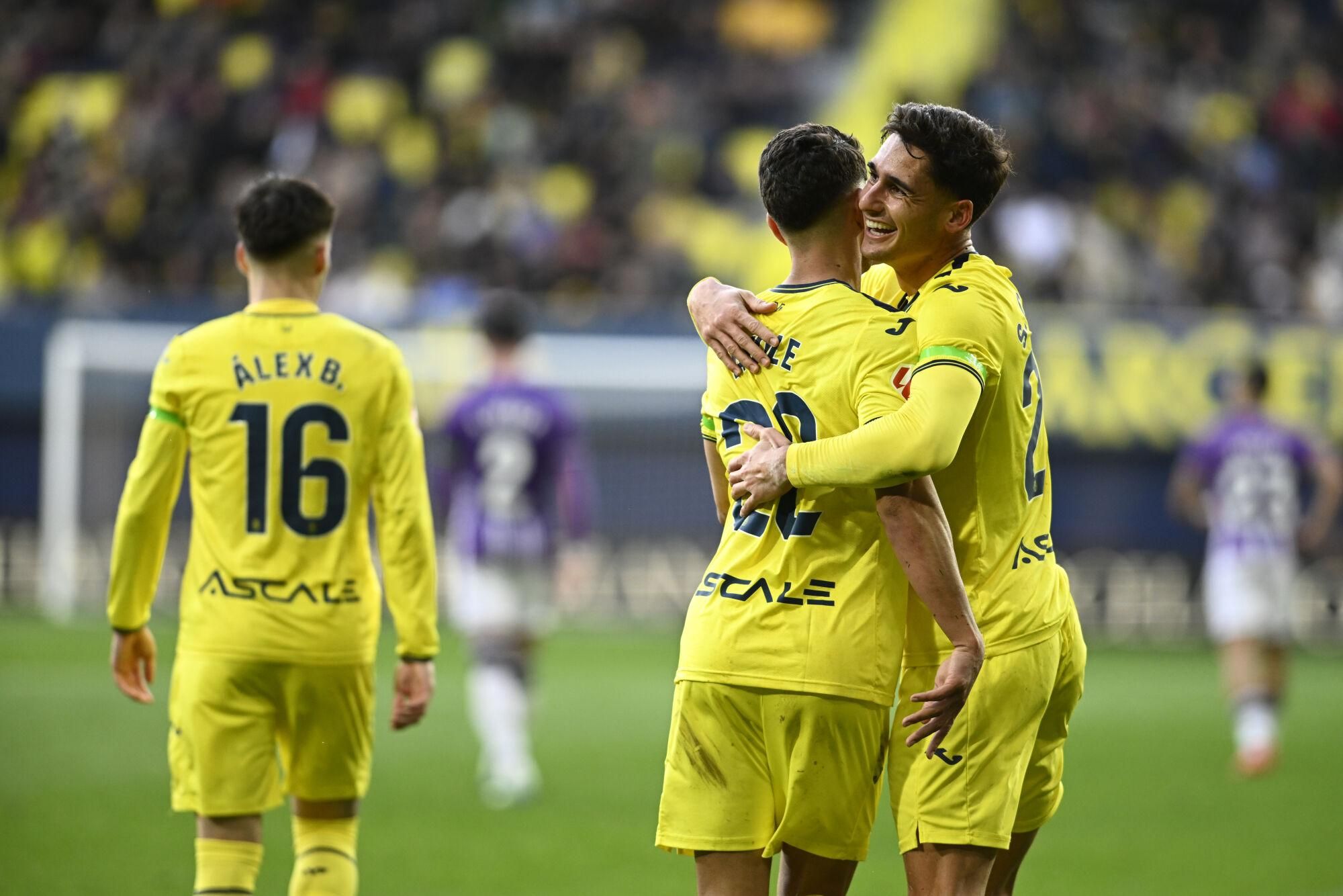 VILLARREAL (CASTELLÓN), 01/02/2025.- El delantero del Villareal Ayoze Pérez (c) celebra el primer gol de su equipo durante el partido de LaLiga entre el Villarreal y el Valladolid, este sábado en el estadio de la Cerámica. EFE/ Andreu Esteban
