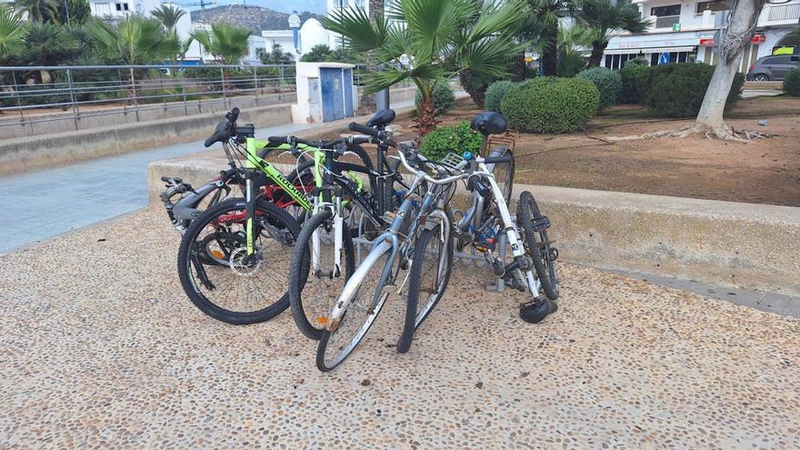 El ‘cementerio’ de bicis del paseo marítimo de Sant Antoni | F. DE LAMA
