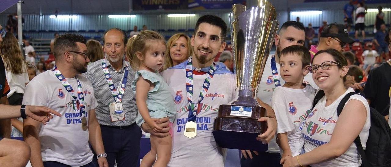 Lucas Bolo, posando con el trofeo de campeón de la Liga italiana.