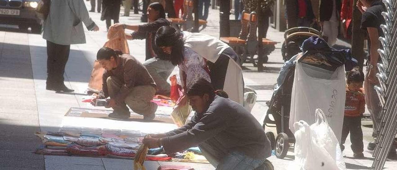 El top-manta se instaló en una de las zonas del Paseo, que es peatonal. // Iñaki Osorio