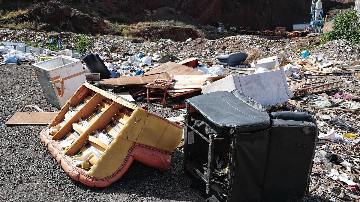 Basura depositada en la Montaña de Taco, entre la que se encuentran escombros, muebles de todo tipo y electrodomésticos.
