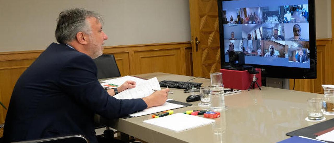 El presidente Ángel Víctor Torres durante su reunión telemática con los representantes de la Federación Canaria de Municipios (Fecam).