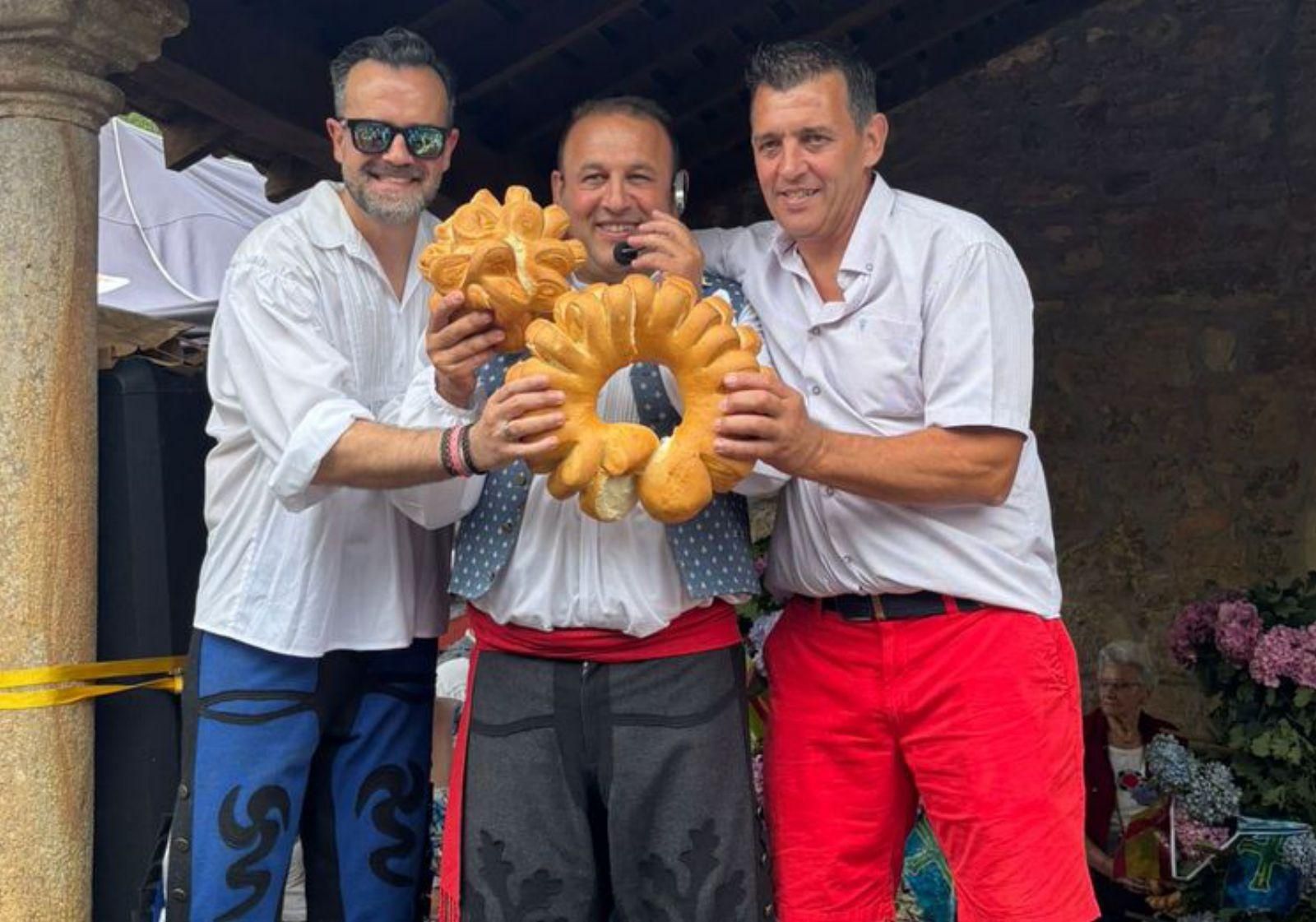 La subasta del roscón del ramu en Sotu Cangues.
