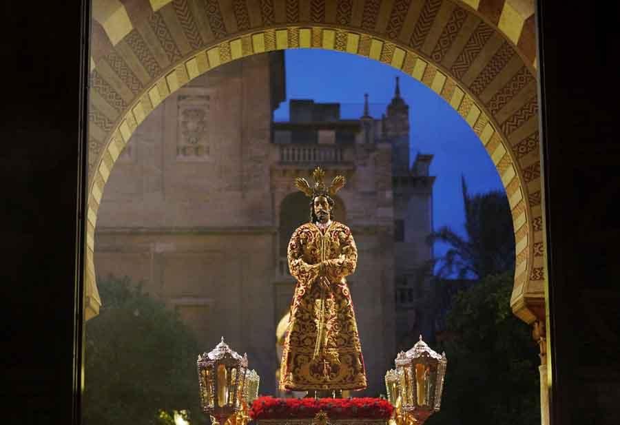 El Vía Crucis de las Cofradías en imágenes.