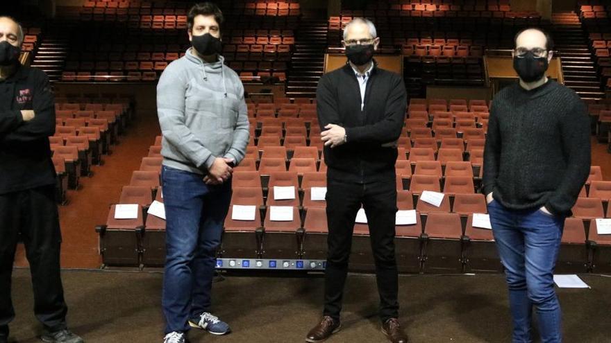 L&#039;equip directiu de La Passió d&#039;Olesa de Montserrat al teatre