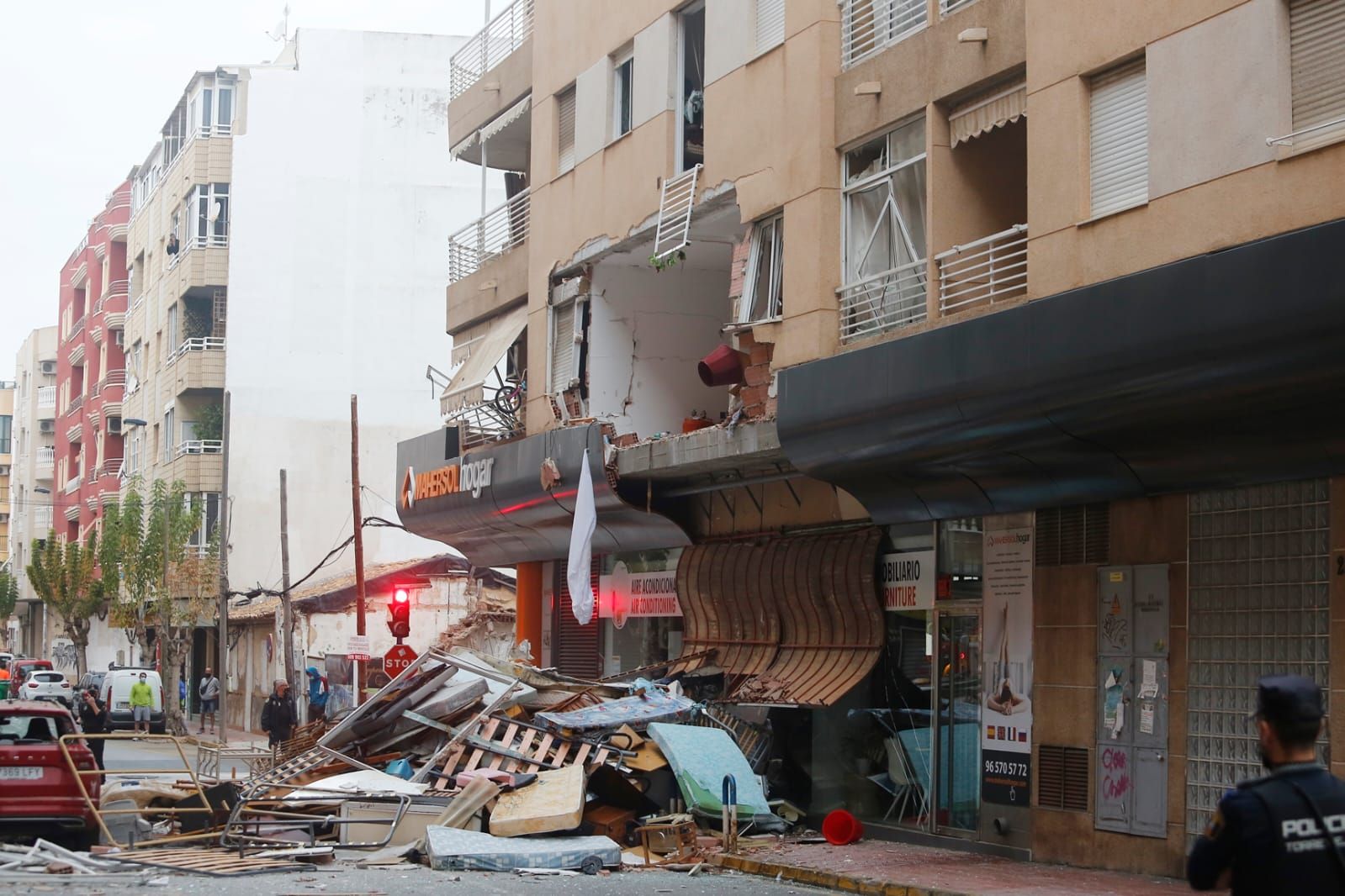 Una gran explosión destroza un edificio de Torrevieja