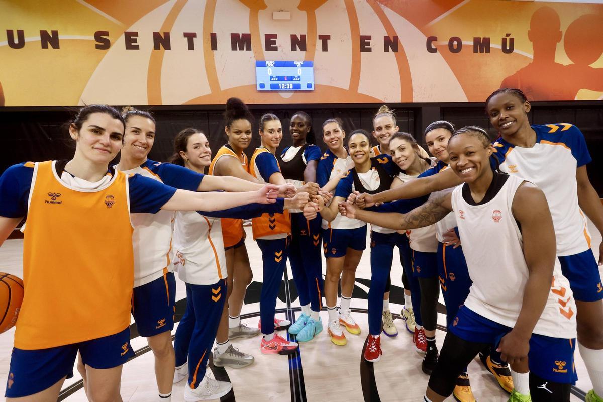 Las jugadoras del Valencia Basket, tras un entrenamiento antes de viajar a Tarragona.