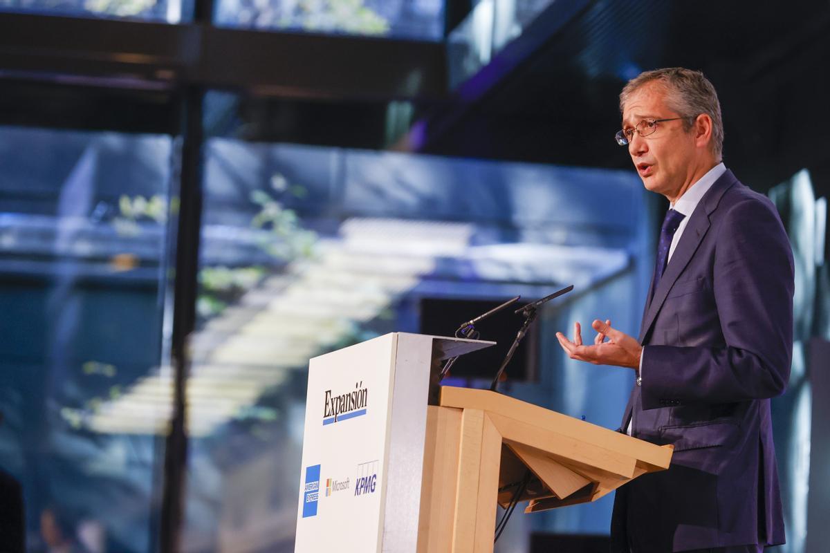 El consejero delegado de Unicaja, Manuel Menéndez, interviene en el XIII Encuentro del Sector Financiero, organizado por KPMG y Expansión, este lunes en Madrid. EFE/Javier Lizón