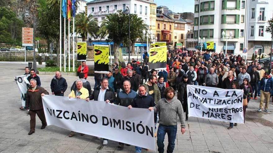 Los manifestantes, a su llegada ayer a la plaza del Ayuntamiento de Luarca.