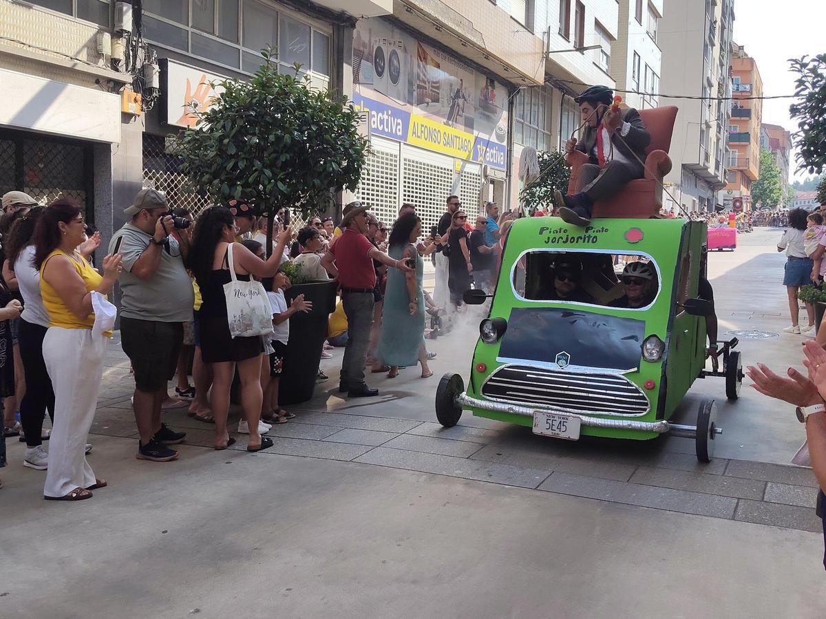 Sentado en un sofá: así bajó la cuesta de A Mámoa este peñeiro de Pinto Pinto Jorjorito.